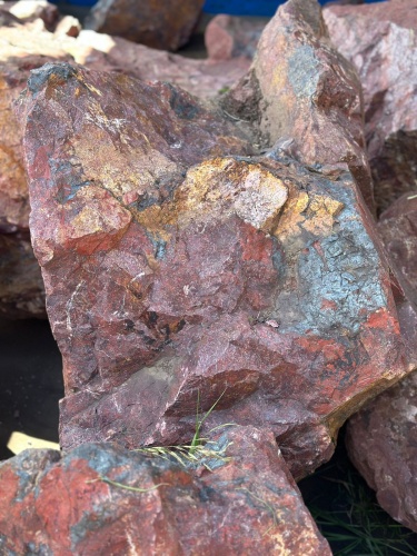 Камни для ландшафтного дизайна красно-фиолетовые 10-60 килограмм купить в Симе