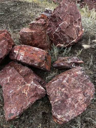 Ландшафтные глыбы красно-фиолетовые 200-1000 килограмм купить в Симе