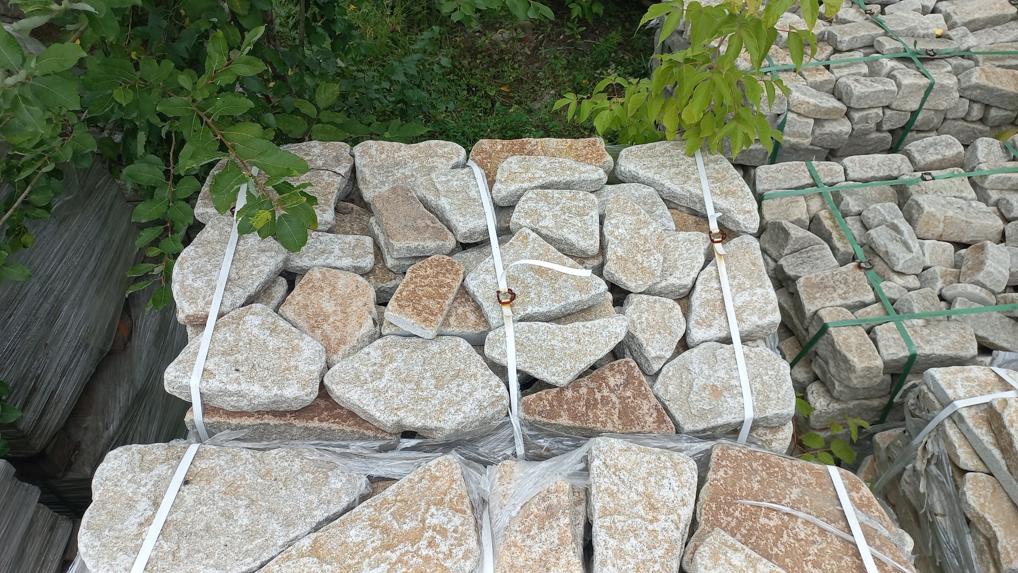 Плитняк галтованный гранитный для ландшафтного дизайна купить в Симе