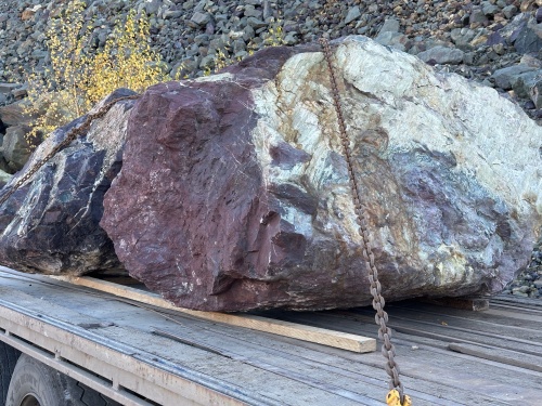 Огромные красно-фиолетовые валуны для ландшафтного дизайна весом более 5 тонн купить в Симе