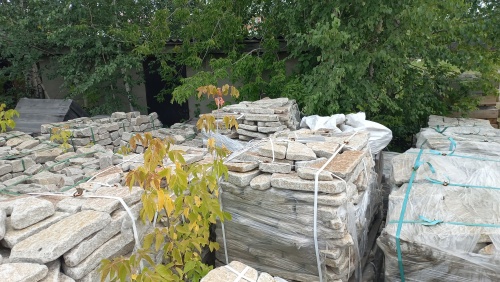 Плитняк галтованный гранитный для ландшафтного дизайна купить в Симе