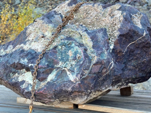 Огромные красно-фиолетовые валуны для ландшафтного дизайна весом более 5 тонн купить в Симе