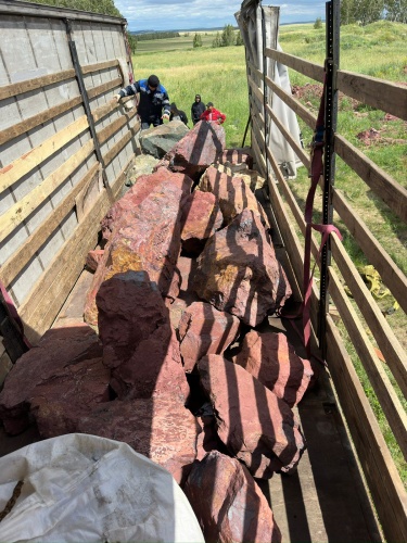 Ландшафтные глыбы красно-фиолетовые 200-1000 килограмм купить в Симе