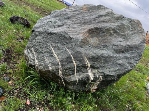 Гигантские зелёные валуны для ландшафтного дизайна весом более 5 тонн купить в Симе