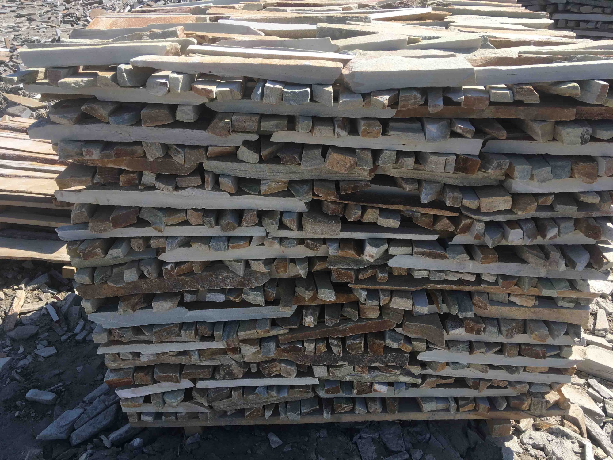 Горбушка златолит золотистый для облицовки купить в Симе