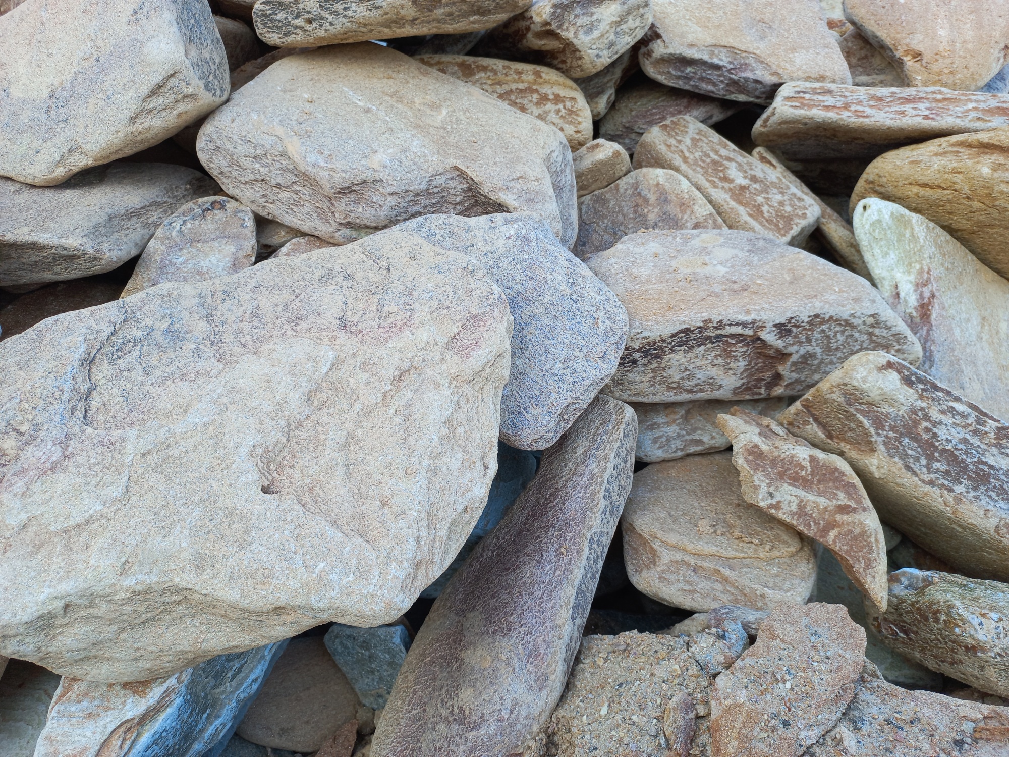 Златолит жёлтый, жёлто-зелёный глыбки и валуны для ланшафтного дизайна купить в Симе