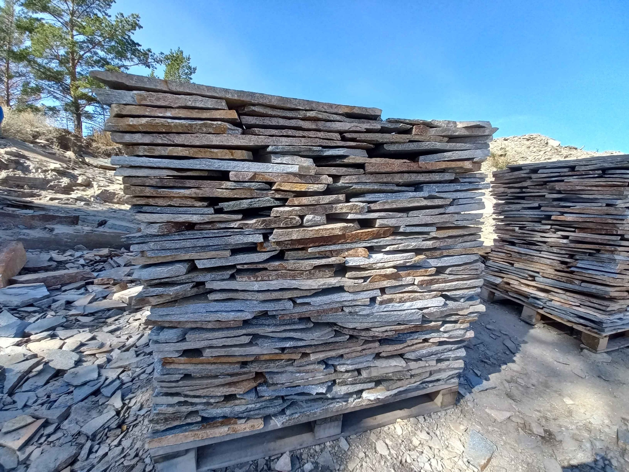 Плитняк златолит серебристый для фасада купить в Симе