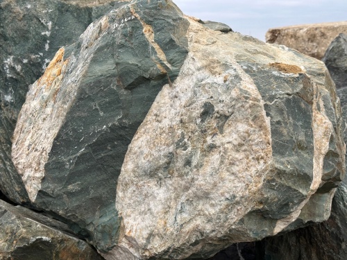 Гигантские зелёные валуны для ландшафтного дизайна весом более 5 тонн купить в Симе