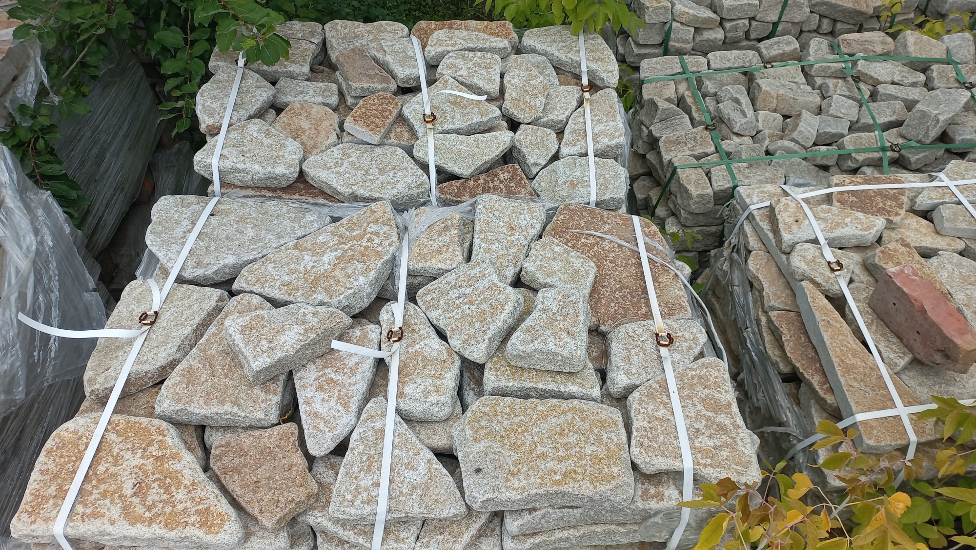 Гранитный плитняк галтованный для мощения купить в Симе