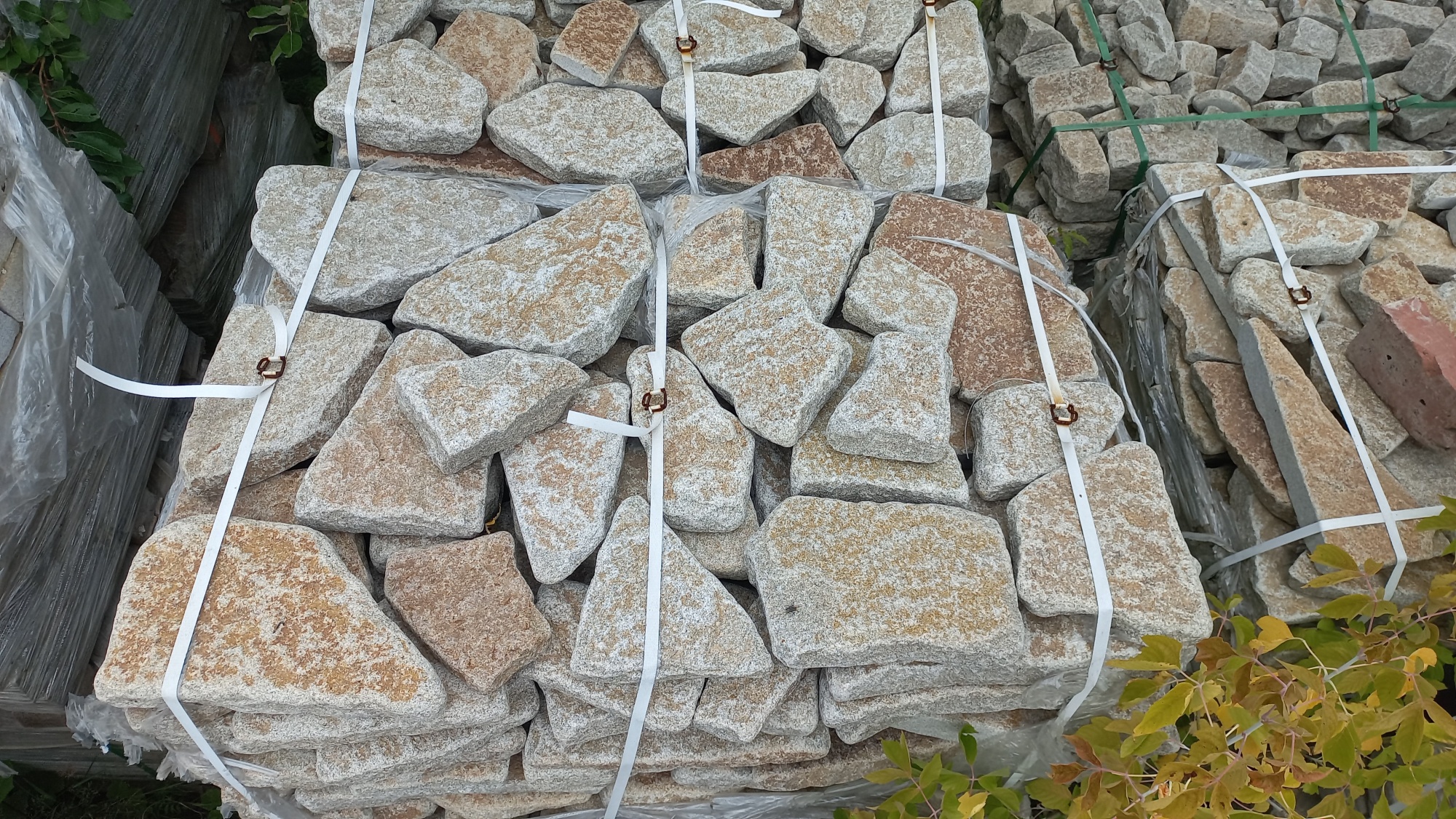 Плитняк галтованный гранитный для ландшафтного дизайна купить в Симе