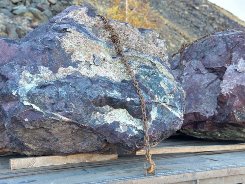 Огромные красно-фиолетовые валуны для ландшафтного дизайна весом более 5 тонн купить в Симе