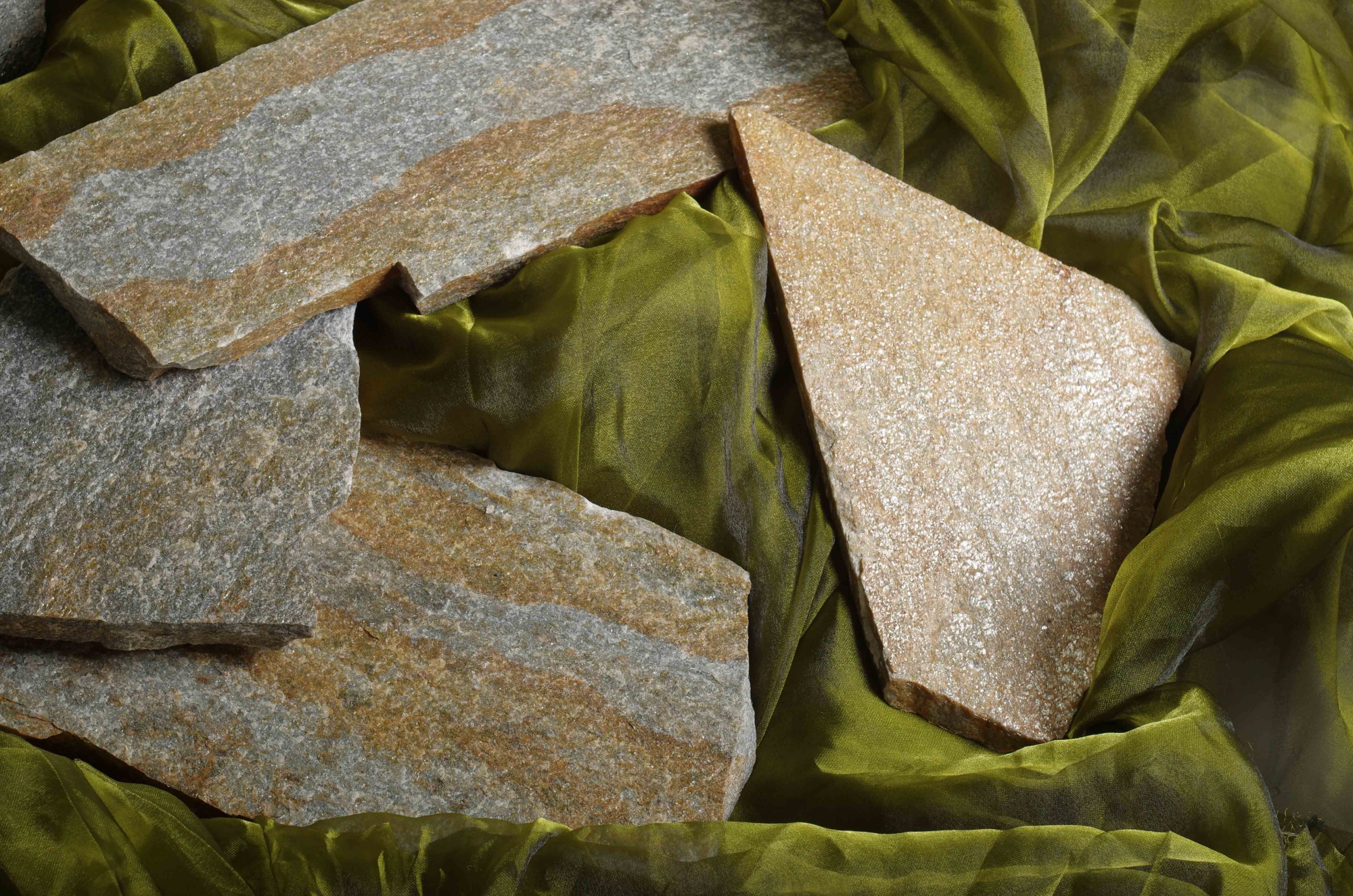 Плитняк златолит Уральский для цоколя, отмостки купить в Симе