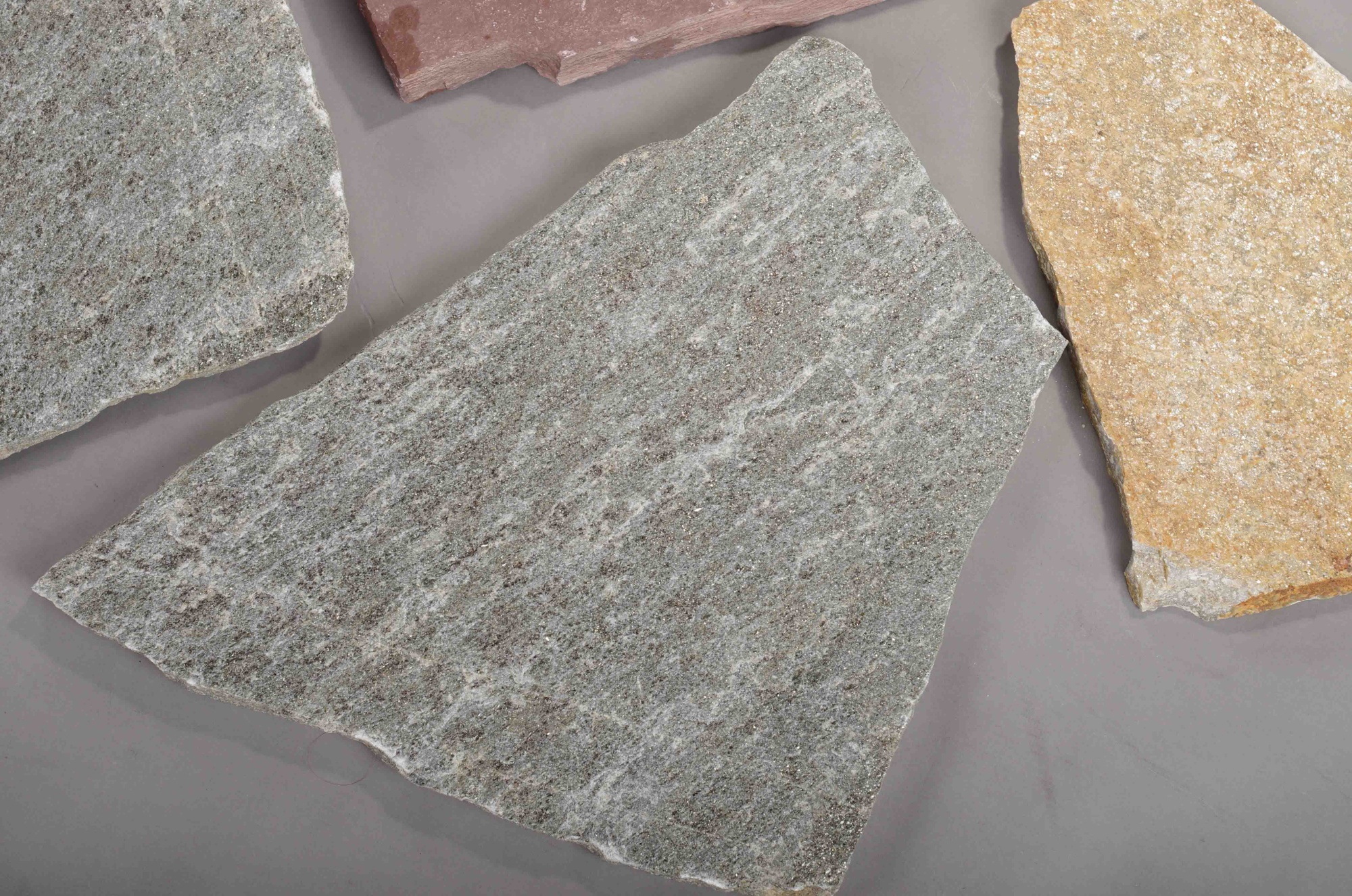 Плитняк златолит Уральский для цоколя, отмостки купить в Симе