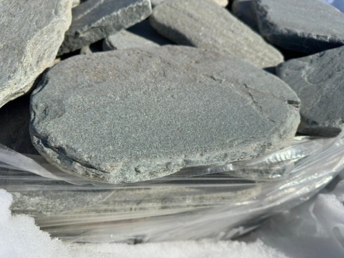 Плитняк златолит зелёный галтованный для мощения на бетон купить в Симе